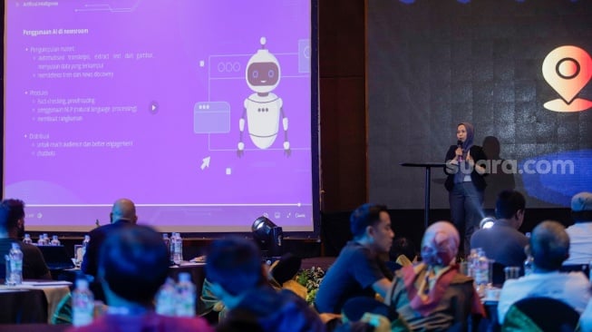 IMS Indonesia Program Manager, Eva Danayanti memberikan pemaparan dalam workshop "AI for Small Scale Newsroom" saat gelaran Local Media Summit (LMS) 2023 di Hotel Aryaduta, Jakarta, Kamis (12/10/2023). [Suara.com/Alfian Winanto]