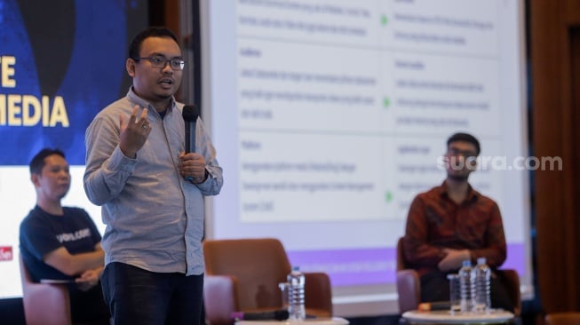 CMO IDCloudHost, M Mufid Luthfi memberikan pemaparan dalam workshop "Technology : Website Hosting For Local Media" saat gelaran Local Media Summit (LMS) 2023 di Hotel Aryaduta, Jakarta, Kamis (12/10/2023). [Suara.com/Alfian Winanto]