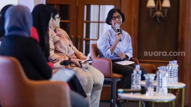 Managing Editor Dewiku, Ririn Indriani memberikan pemaparan dalam workshop "Woman Media Startup in Developing Their Audience" saat gelaran Local Media Summit (LMS) 2023 di Hotel Aryaduta, Jakarta, Kamis (12/10/2023). [Suara.com/Alfian Winanto]