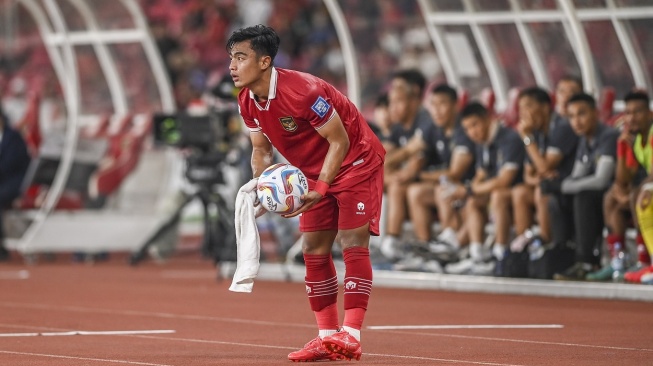 Pesepak bola timnas Indonesia Pratama Arhan bersiap melempar bola dalam pertandingan leg 1 kualifikasi Piala Dunia 2026 babak pertama zona Asia di Stadion Utama Gelora Bung Karno (GBK), Senayan, Jakarta, Kamis (12/10/2023). ANTARA FOTO/Galih Pradipta/Spt. 