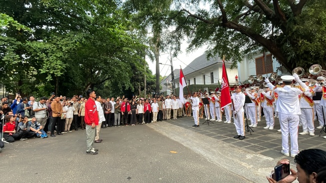 Rombongan Ketum PSI Kaesang Pangarep saat berkunjung ke rumah Prabowo Subianto di Kertanegara, Jakarta Selatan. (Suara.com/Novian)