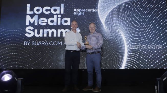 IMS Asia Regional Director Mr. Lars Bestle memberikan penghargaan saat Local Media Summit 2023 di Hotel Aryaduta, Jakarta Pusat pada Rabu, (11/10/2023). [Suara.com/Alfian Winanto]