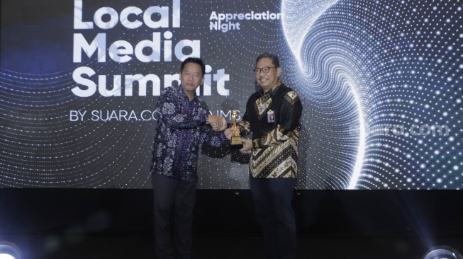 CEO Suara.com Suwarjono saat memberikan apresiasi kepada Staf Ahli Menteri PUPR Bidang Hubungan Antar Lembaga, K.M. Arsyad, di Local Media Summit 2023 yang berlangsung di Hotel Aryaduta, Jakarta Pusat pada Rabu, (11/10/2023). [Suara.com/Alfian Winanto]