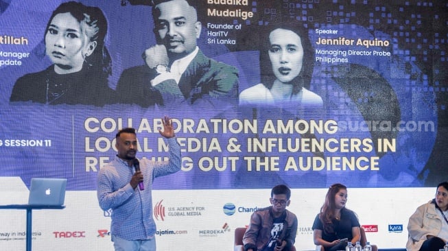 Founder of Hari TV - Sri Lanka, Lahiru Buddika Mudalige memberikan pemaparan dalam workshop "Collaboration among Local Media and Influencers in Reaching Out the Audience" saat gelaran Local Media Summit (LMS) 2023 di Hotel Aryaduta, Jakarta, Kamis (12/10/2023). [Suara.com/Alfian Winanto]