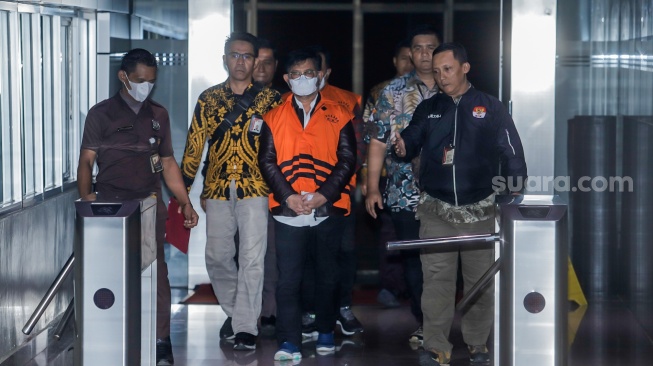 Tersangka Mantan Menteri Pertanian Syahrul Yasin Limpo (tengah) dihadirkan dalan konferensi pers terkait kasus dugaan korupsi Kementerian Pertanian (kementan) di Gedung Merah Putih KPK, Jakarta, Jumat (24/10/2023). [Suara.com/Alfian Winanto]