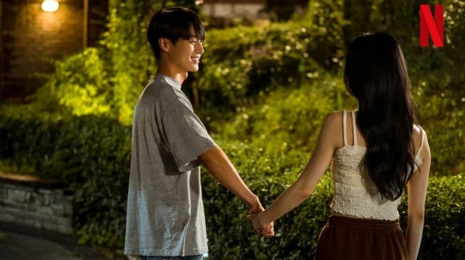 Potret Romantis Bae Suzy dan Yang Se Jong di Doona! (Instagram/@netflixkcontent)