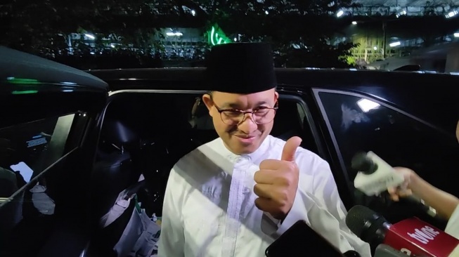 Ditanya soal Penjemputan Paksa SYL oleh KPK, Anies Jawab dengan Jempol Kiri dan Tersenyum