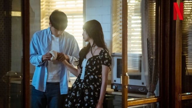 Potret Romantis Bae Suzy dan Yang Se Jong di Doona! (Instagram/@netflixkcontent)