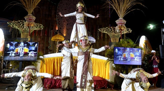 Seniman menampilkan tarian perdamaian saat peringatan 21 tahun tragedi bom Bali di Monumen Bom Bali, Badung, Bali, Kamis (12/10/2023). [ANTARA FOTO/Fikri Yusuf/Spt]