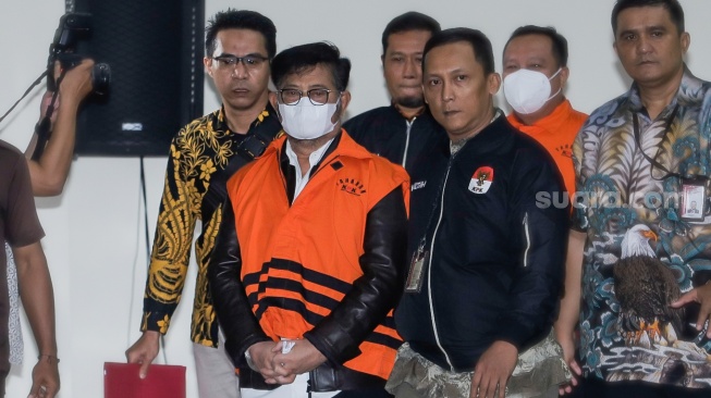 Tersangka Mantan Menteri Pertanian Syahrul Yasin Limpo (tengah) dihadirkan dalan konferensi pers terkait kasus dugaan korupsi Kementerian Pertanian (kementan) di Gedung Merah Putih KPK, Jakarta, Jumat (24/10/2023). [Suara.com/Alfian Winanto]