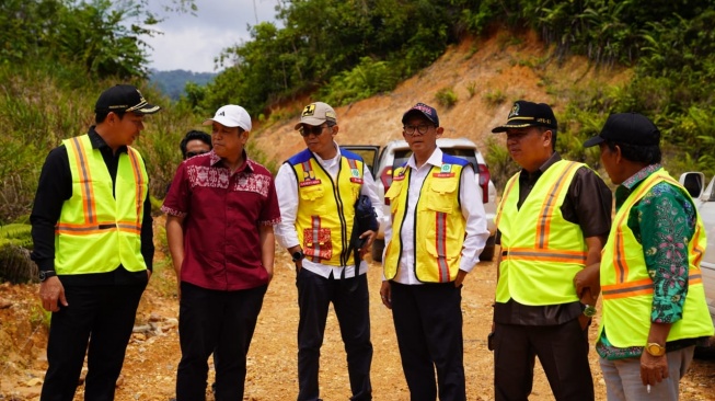 Genjot Pembangunan Jalan di Perbatasan Kalbar, Lasarus Berharap Tidak Ada Lagi Masyarakat Tenggelam di Sungai