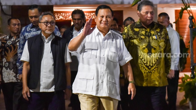 (dari kiri ke kanan) Ketua Umum PAN Zulkifli Hasan, Ketua Umum Gerindra Prabowo Subianto dan Ketua Umum Golkar Airlangga Hartarto usai menggelar pertemuan di Kertanegara, Jakarta, Jumat (13/10/2023). [Suara.com/Alfian Winanto]