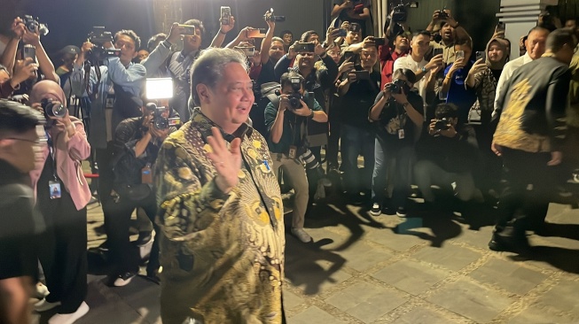 Ketum Golkar Airlangga Hartarto di kediaman Prabowo Subiantor, Jalan Kertanegara, Jakarta Selatan, Jumat (13/10/2023). [Suara.com/Novian]