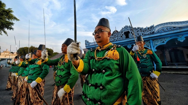 Gibran Sentil Netizen, Dua Kali Hina Prajurit Keraton Kasunanan Surakarta