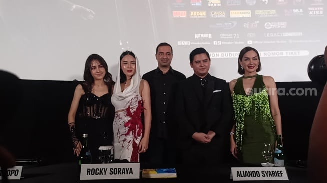 Amanda Manopo, Aliando Syarief, Sara Wijayanto saat pemutaran perdana film Indigo di kawasan Senayan, Jakarta Pusat pada Jumat (13/10/2023). [Pahami.id/Rena Pangesti]