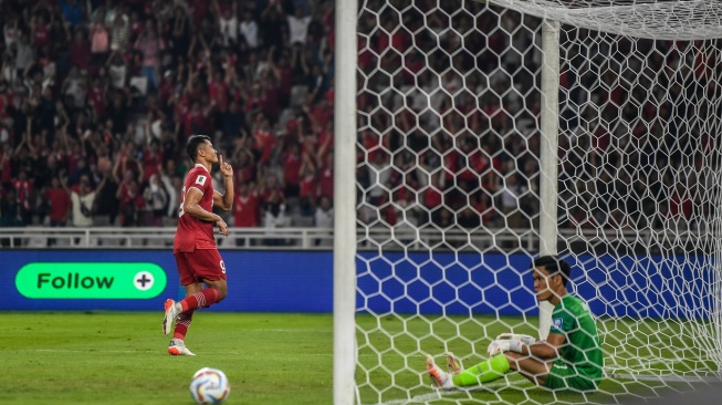 Pesepak bola timnas Indonesia Dimas Drajad (kiri) melakukan selebrasi usai mencetak gol ke gawang timnas Brunei dalam pertandingan leg 1 kualifikasi Piala Dunia 2026 babak pertama zona Asia di Stadion Utama Gelora Bung Karno (GBK), Senayan, Jakarta, Kamis (12/10/2023). [ANTARA FOTO/Galih Pradipta/Spt]