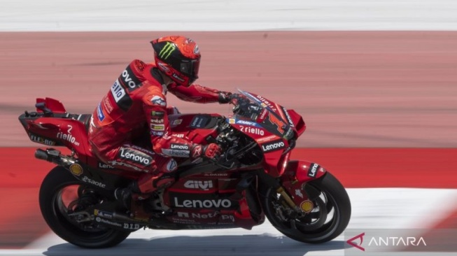 Pembalap Ducati Lenovo Team Francesco Bagnaia memacu kecepatan pada sesi latihan bebas 1 MotoGP di Pertamina Mandalika International Street Circuit, Lombok Tengah, NTB, Jumat (13/10/2023). ANTARA FOTO/Wahyu Putro A/Spt