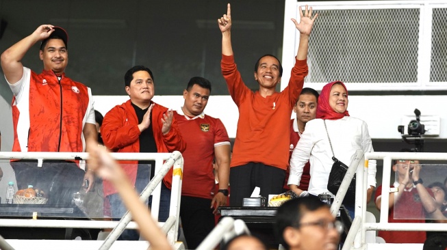 Presiden Joko Widodo (kedua kanan) bersama Ibu Negara Iriana Joko Widodo (kanan), Menteri BUMN sekaligus Ketua Umum PSSI Erick Thohir (kedua kiri), Menpora Dito Ariotedjo (kiri) merayakan gol saat pertandingan timnas Indonesia melawan timnas Brunei pada leg 1 kualifikasi Piala Dunia 2026 babak pertama zona Asia di Stadion Utama Gelora Bung Karno (GBK), Senayan, Jakarta, Kamis (12/10/2023). [ANTARA FOTO/Galih Pradipta/Spt]