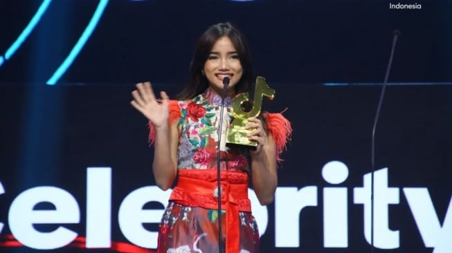 Gak Disalamin, Gestur Fuji Ambil Piala di Depan Aaliyah Massaid Dipuji Berkelas