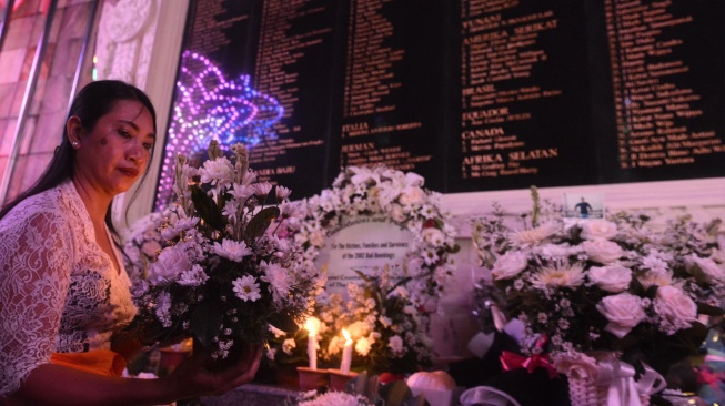 Warga meletakkan bunga saat peringatan 21 tahun tragedi bom Bali di Monumen Bom Bali, Badung, Bali, Kamis (12/10/2023). [ANTARA FOTO/Fikri Yusuf/Spt]