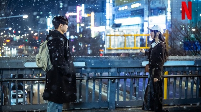 Potret Romantis Bae Suzy dan Yang Se Jong di Doona! (Instagram/@netflixkcontent)