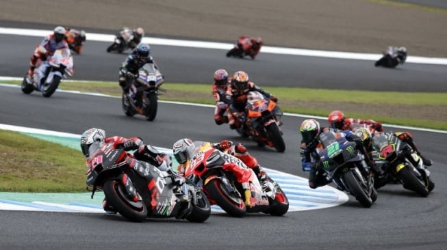 Pebalap Aprilia Racing Aleix Espargaro dibuntuti pebalap Repsol Honda Marc Marquez dalam balapan MotoGP Jepang di Mobility Resort Motegi, Motegi, Jepang, Minggu (1/10/2023). ANTARA FOTO/REUTERS/Issei Kato/foc.