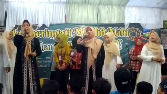 Detik-detik Perempuan Meninggal Saat Lantunkan Selawat, Tiba-tiba Ambruk di Panggung