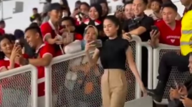 Nonton Laga Timnas Indonesia vs Brunei Darussala, Harga Outfit Istri Pratama Arhan Jadi Sorotan Netizen