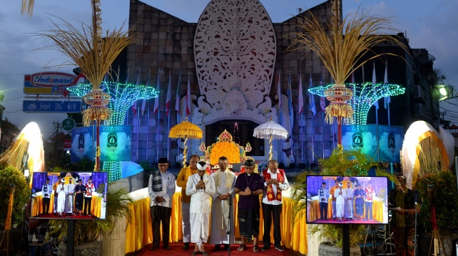 Pemuka agama memimpin doa bersama saat peringatan 21 tahun tragedi bom Bali di Monumen Bom Bali, Badung, Bali, Kamis (12/10/2023). [ANTARA FOTO/Fikri Yusuf/Spt]