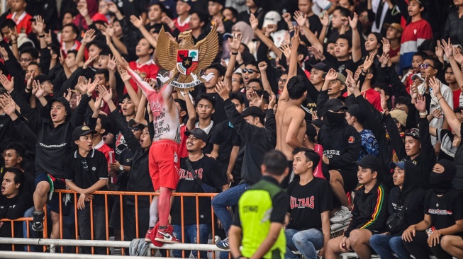 Supporter timnas Indonesia memberi dukungan dalam pertandingan leg 1 kualifikasi Piala Dunia 2026 babak pertama zona Asia di Stadion Utama Gelora Bung Karno (GBK), Senayan, Jakarta, Kamis (12/10/2023). [ANTARA FOTO/Galih Pradipta/Spt]