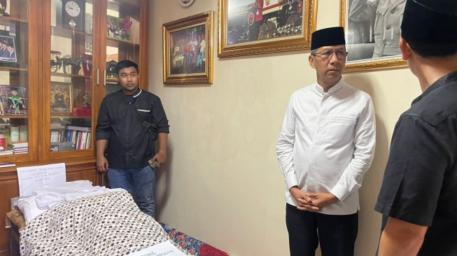 Pj Gubernur DKI Jakarta Heru Budi Hartono saat melayat ke rumah duka Ketua Fraksi PDIP DKI Jakarta, Gembong Warsono di Jalan Peninggaran Timur I, RT 007/09, Kebayoran Lama, Jakarta Selatan, Sabtu (14/10/2023). (Dok. Dokumentasi Pemprov DKI)