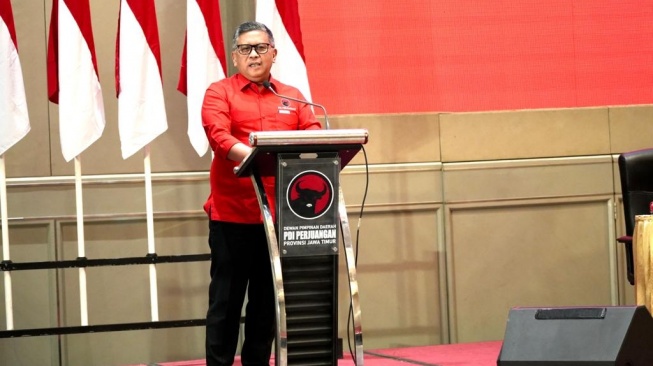 Sekjen PDIP Hasto Kristiyanto memberikan sambutan saat Rakor Pemenangan Pileg dan Pilpres Pemilu 2024 Caleg DPR RI dan Kepala Daerah Serta Wakil Kepala Daerah Se-Jawa Timur di Vasa Hotel Surabaya, Jawa Timur, Sabtu (14/10/2023).  [DOK DPP PDIP]