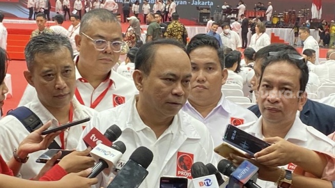 Ketua Umum Projo Budi Arie Setiadi sebelum acara Rakernas ke-VI Projo di Indonesia Arena Gelora Bung Karno (GBK), Jakarta, Sabtu (14/10/2023). (Suara.com/Dea)