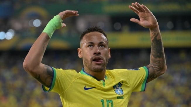 Pemain Brasil Neymar memberi isyarat selama pertandingan sepak bola kualifikasi Piala Dunia FIFA 2026 antara Brasil dan Venezuela di stadion Arena Pantanal di Cuiaba, Negara Bagian Mato Grosso, Brasil, pada 12 Oktober 2023.NELSON ALMEIDA / AFP