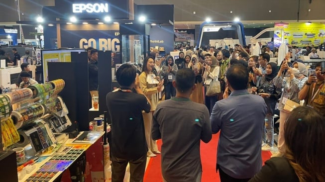 Epson Perbarui Jajaran Printer Direct-to-Garment dengan SureColor F2230, Solusi DTG yang Ringkas