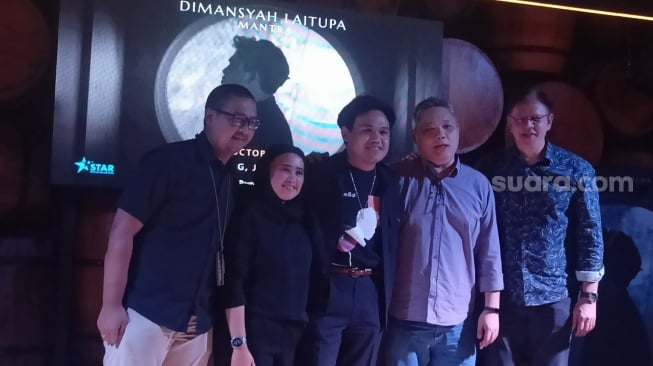 Dimansyah Laitupa dalam peluncuran lagu terbaru, Mantra di kawasan Kemang, Jakarta Selatan pada Jumat (13/10/2023) [Suara.com/Rena Pangesti]