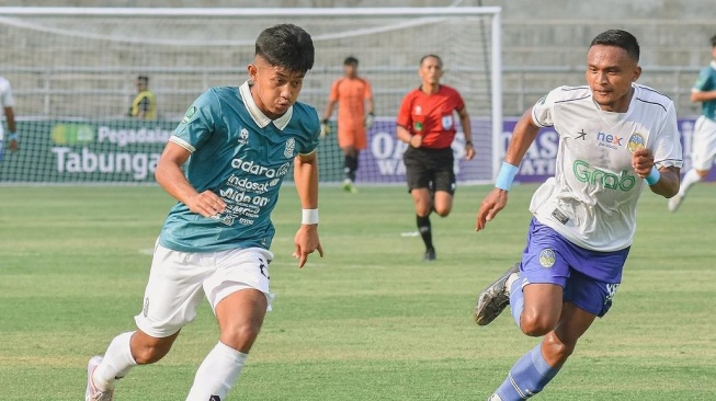 Pemain Nusantara United berduel merebutkan bola saat menjamu PSIM Yogyakarta, pada lanjutan Liga 2 2023/2024 di Stadion Kebo Giro, Boyolali, Jawa Tengah, Sabtu (14/10/2023). (Instagram/@nusantaraunitedfc)