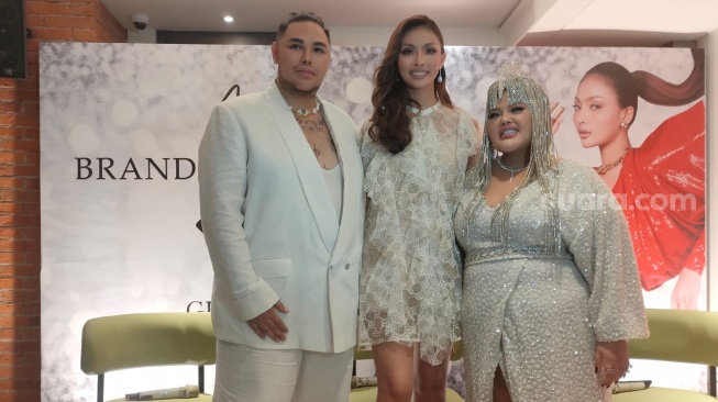 Andina Julie saat meluncurkan video klip Aku Ingin Jatuh Cinta di Grand Indonesia, Jakarta Pusat pada Jumat (13/10/2023) [Suara.com/Rena Pangesti]