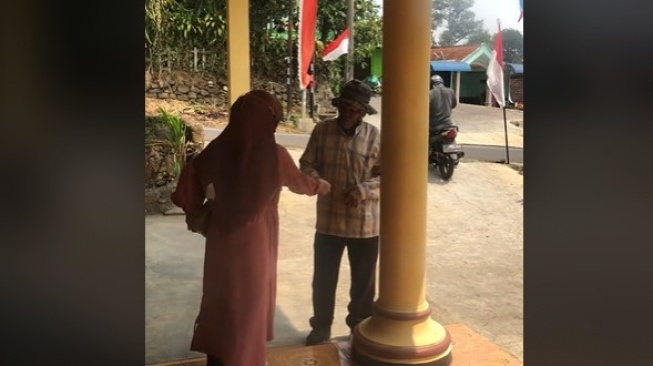 Viral Pengemis Meminta-Minta Menggunakan Sepeda Motor: Rumahnya Dipilihin