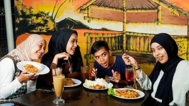 4 Rekomendasi Tempat Makan Murah Dekat UNY, Perut Kenyang Kantong Aman!