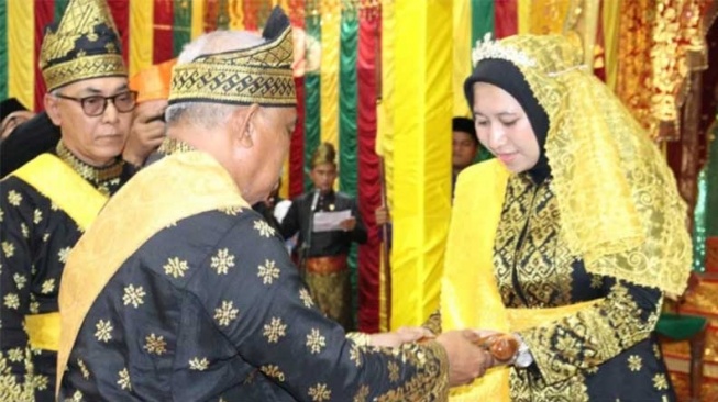 Bupati Rezita Terima Kehormatan Adat LAM Riau, Bergelar Datuk Seri Setia Amanah