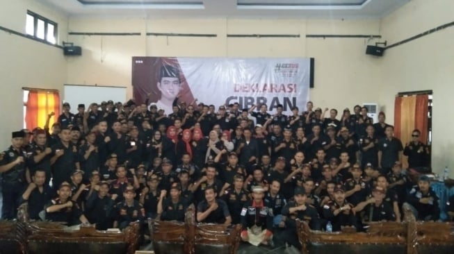 Ratusan warga Kabupaten Pandeglang, Banten yang tergabung dalam Gerakan Bersatu untuk Gibran (Gebug) mendeklarasikan dukungan kepada putra sulung Presiden Jokowi, Gibran Rakabuming Raka. [IST]