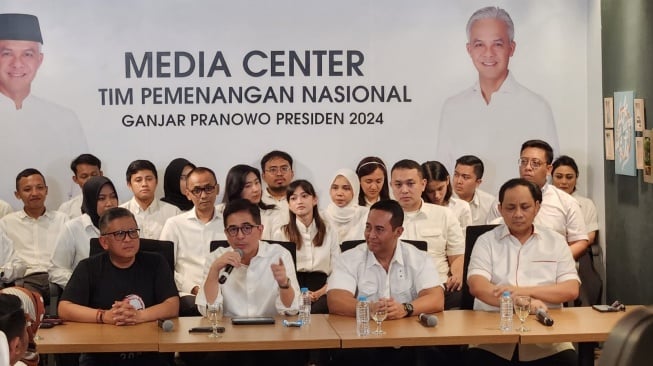 Tim Pemenangan Nasional Ganjar Presiden (TPNGP) meresmikan Media Center TPNGP yang beralamat di Jalan Cemara No 19, Menteng, Jakarta Pusat, Minggu (15/10/2023) malam. [Suara.com/Fakhri]