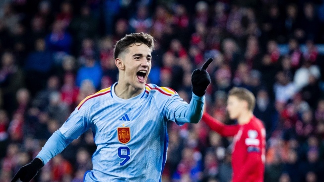 Gelandang Timnas Spanyol, Gavi, melakukan selebrasi usai mencetak gol ke gawang Norwegia dalam matchday keenam Grup A Kualifikasi EURO 2024 di Stadion Ullevaal, Oslo, Norwegia, Senin (16/10/2023) dini hari WIB. Itu jadi gol satu-satunya yang tercipta dalam laga tersebut.