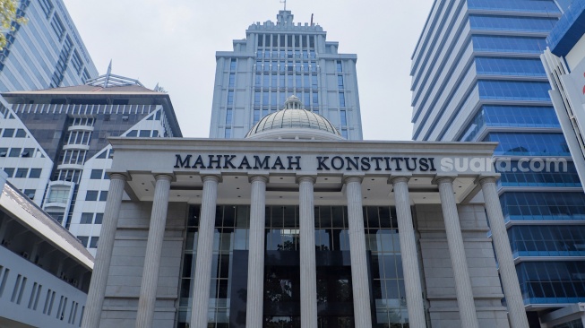 Gedung Mahkamah Konstitusi di Jakarta, Senin (16/10/2023). [Suara.com/Alfian Winanto]