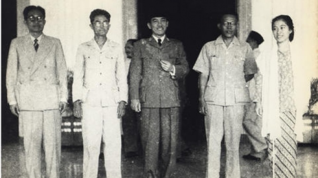 Sjafruddin Prawiranegara (kedua dari kanan) bersama Presiden Soekarno di Yogyakarta pada tahun 1949 usai kembali dari PDRI di Bukittinggi. [Wikimedia]