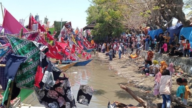 Masyarakat Takalar Lestarikan Tradisi Maulid Nabi Dengan 30 Perahu Julung-julung Cantik di Sungai Cikoang