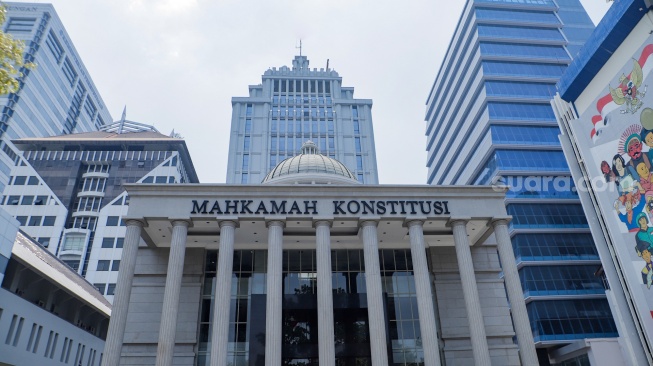 Gedung Mahkamah Konstitusi di Jakarta, Senin (16/10/2023). [Suara.com/Alfian Winanto]