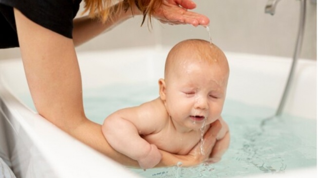 Tak Perlu Banyak Produk, Ini 6 Cara Alami Melebatkan Rambut Bayi