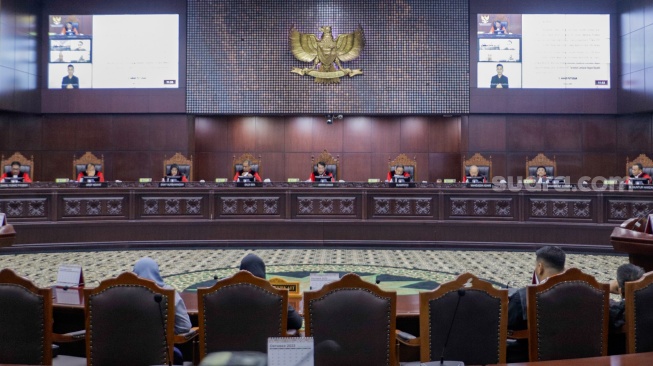 Suasana jalannya sidang penetapan batas usia Calon Presiden (Capres) dan Calon Wakil Presiden (Cawapres) di Gedung Mahkamah Konstitusi, Jakarta, Senin (16/10/2023). [Suara.com/Alfian Winanto]